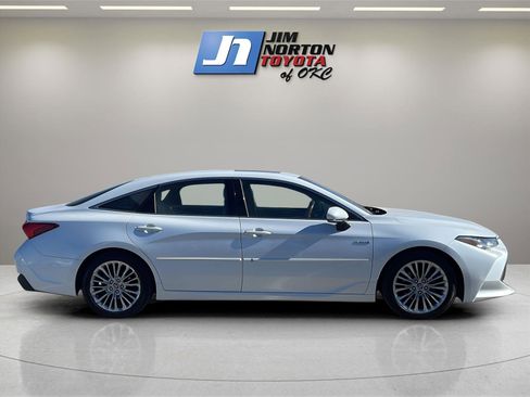 Used 2019 Toyota Avalon Limited image 4