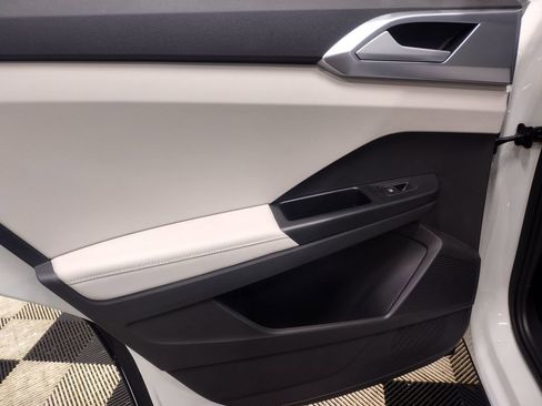 New 2025 Volkswagen Taos SE image 22