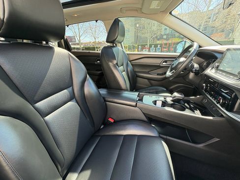 Used 2021 Nissan Rogue SV w/ Premium Package image 24