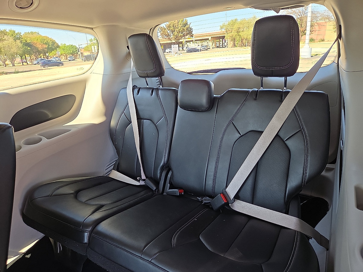Used 2024 Chrysler Pacifica Touring-L FWD image 19