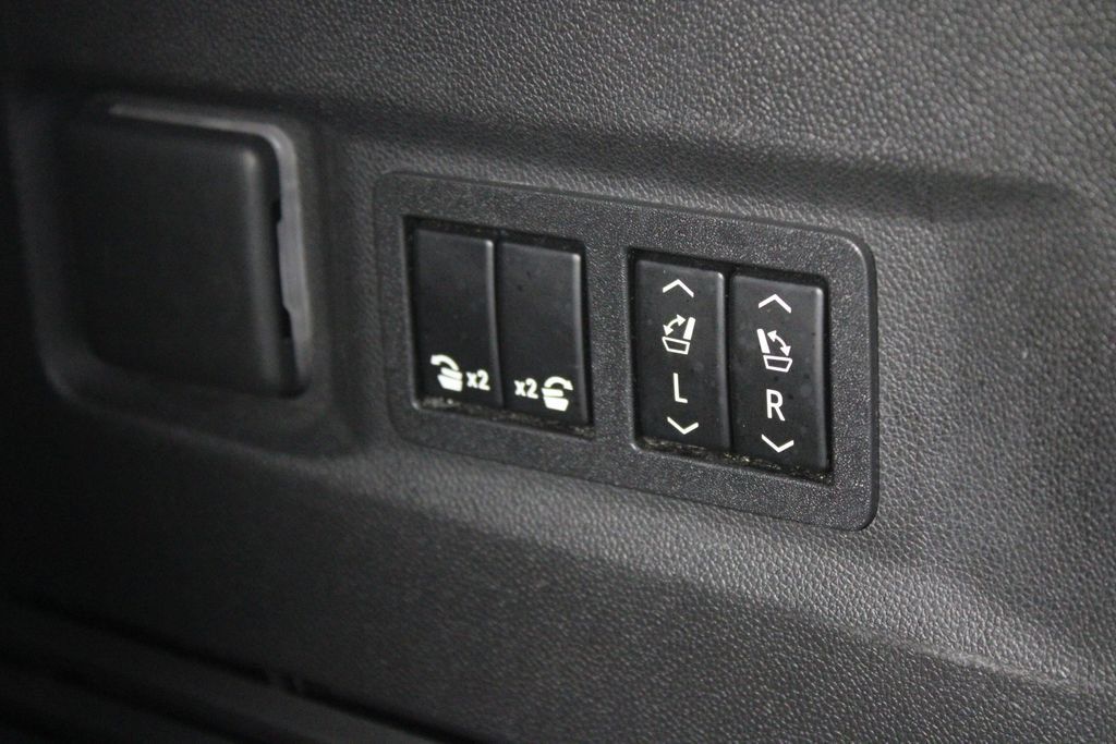 Used 2022 Chevrolet Tahoe LT w/ LT Signature Plus Package RWD image 17