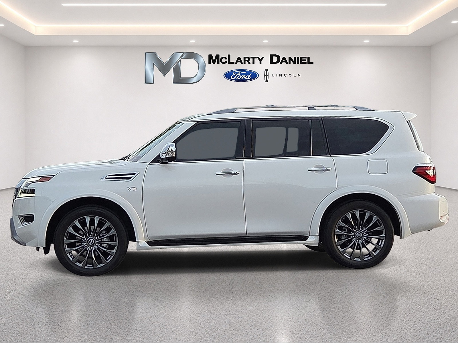 Used 2022 Nissan Armada Platinum w/ Captain's Chairs Package AWD/4WD image 3