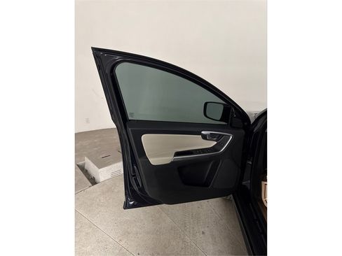 Used 2017 Volvo XC60 T6 Dynamic w/ Preferred Option Package image 9