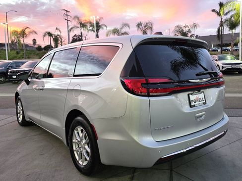 New 2026 Chrysler Pacifica Select image 3