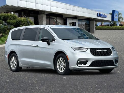 Used 2024 Chrysler Pacifica Touring-L image 9