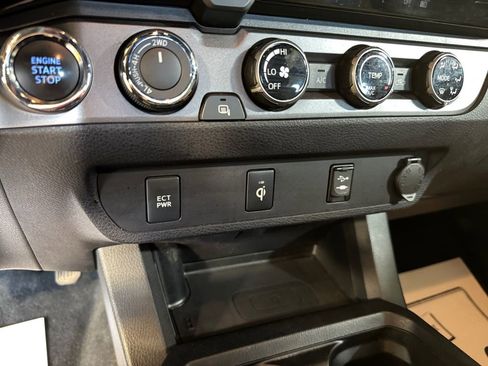 Used 2017 Toyota Tacoma TRD Sport w/ Tow Package AWD/4WD image 30