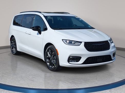New 2026 Chrysler Pacifica Limited FWD image 3