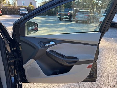 Used 2016 Ford Focus SE w/ SE Sport Package image 31