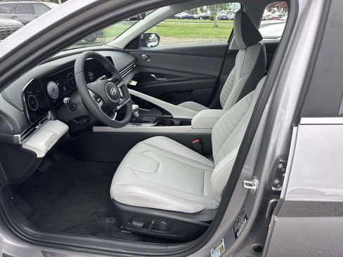 Used 2025 Hyundai Elantra Limited image 7