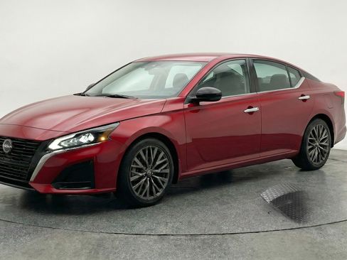Used 2025 Nissan Altima 2.5 SV image 3