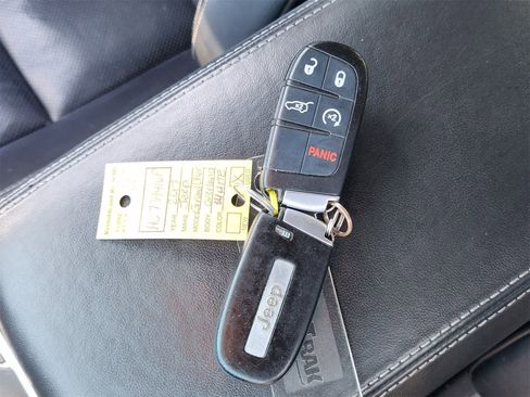 Used 2017 Jeep Grand Cherokee Overland w/ Jeep Active Safety Group image 33