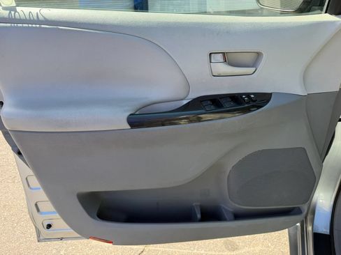 Used 2011 Toyota Sienna w/ Towing Pkg FWD image 9