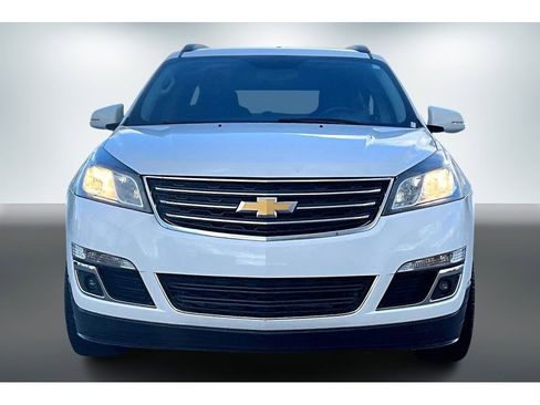 Used 2017 Chevrolet Traverse LT image 2
