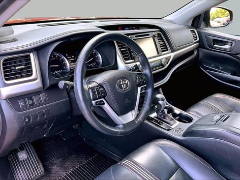 Used 2019 Toyota Highlander SE w/ Nightshade Edition AWD/4WD image 17