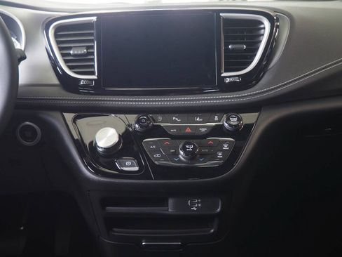 New 2027 Chrysler Pacifica Select AWD/4WD image 15
