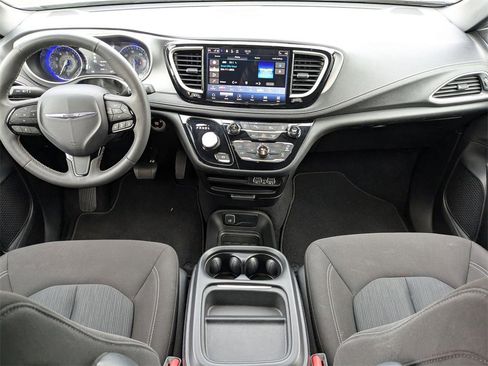 Used 2023 Chrysler Pacifica Touring image 34