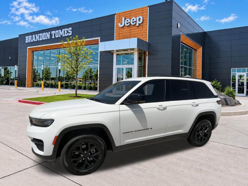 Used 2025 Jeep Grand Cherokee Altitude RWD image 4