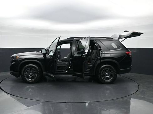 Used 2025 Honda Pilot TrailSport image 52