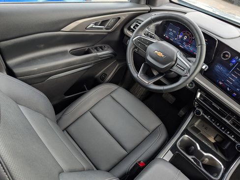 Used 2025 Chevrolet Traverse LT w/ Driver Confidence Package AWD/4WD image 9