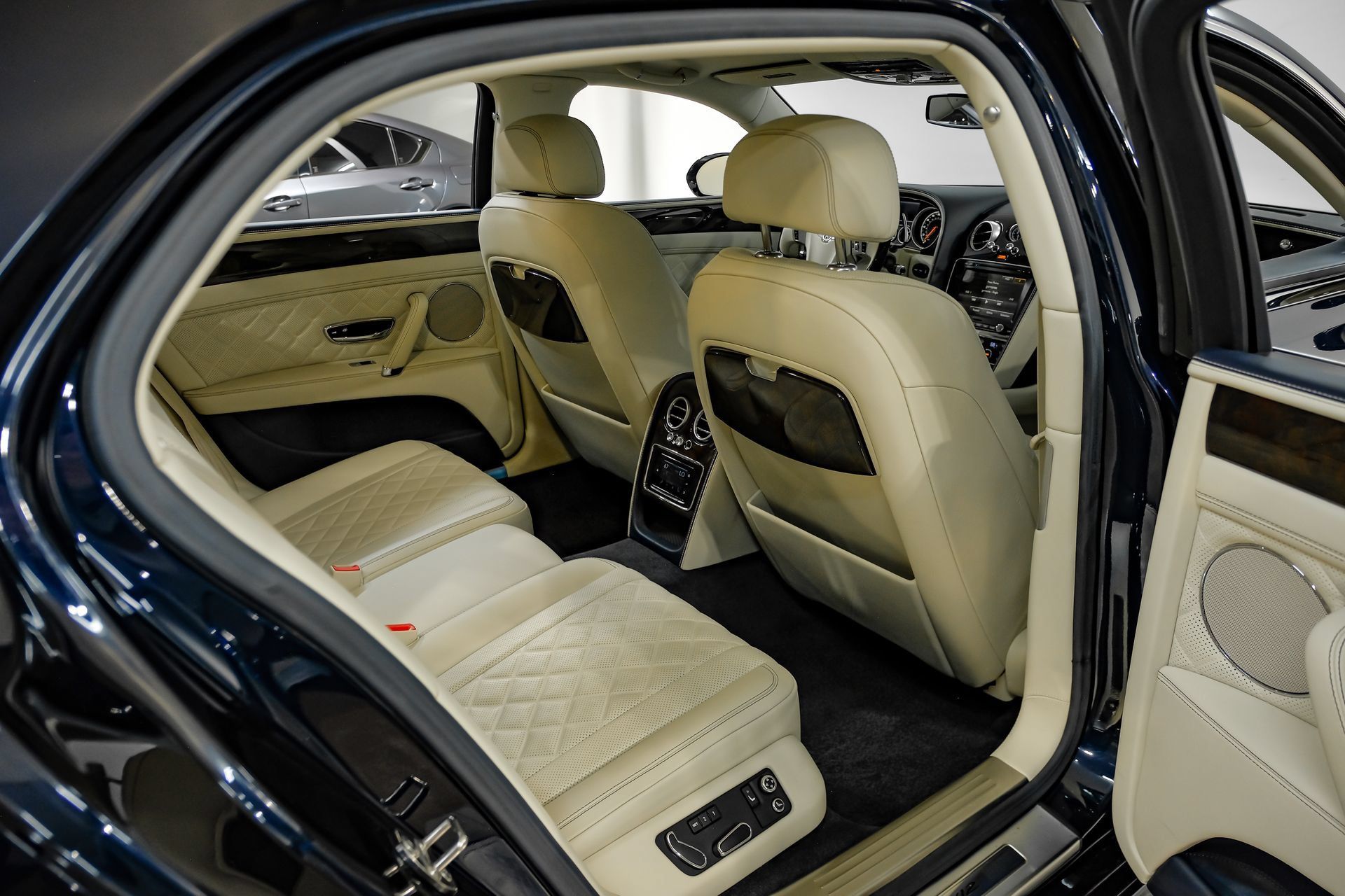 Used 2018 Bentley Flying Spur W12 AWD/4WD image 46