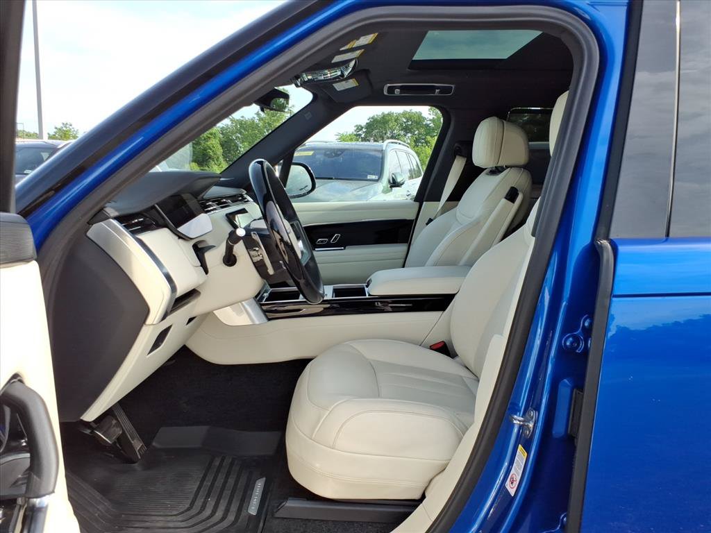 Used 2025 Land Rover Range Rover SE AWD/4WD image 11