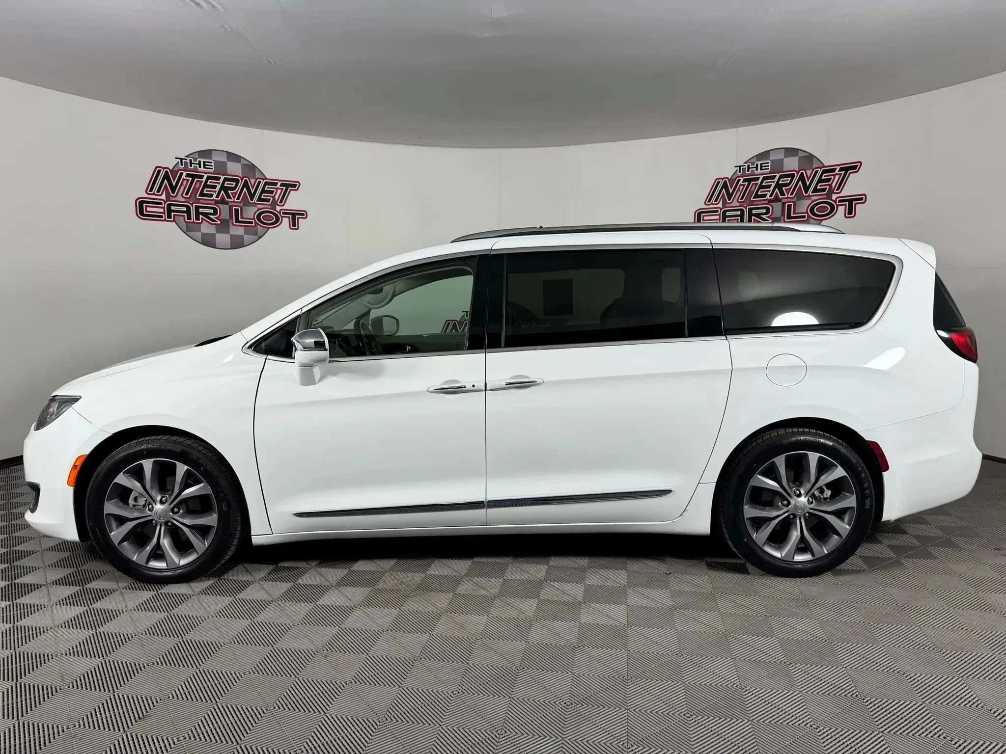 Used 2019 Chrysler Pacifica Limited FWD image 4
