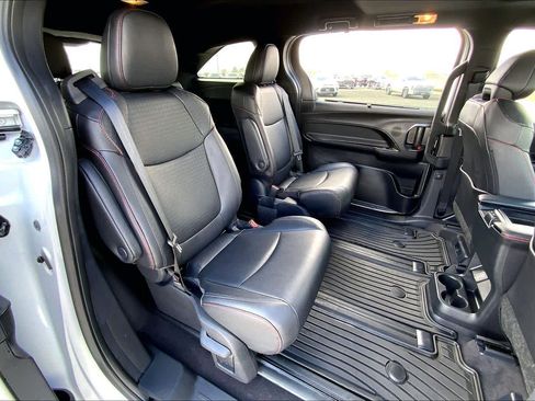 Used 2025 Toyota Sienna XSE w/ XSE Plus Package image 19
