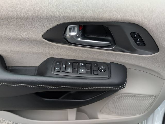 Used 2024 Chrysler Pacifica Touring-L FWD image 25