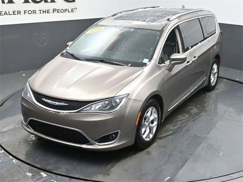 Used 2018 Chrysler Pacifica Touring-L Plus w/ Tire & Wheel Group image 46
