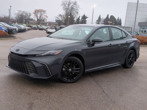 Used 2025 Toyota Camry SE image 1