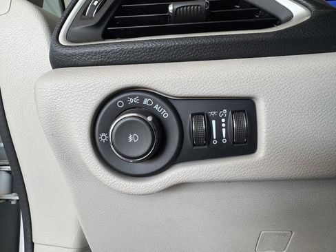 Used 2023 Chrysler Pacifica Touring-L image 19