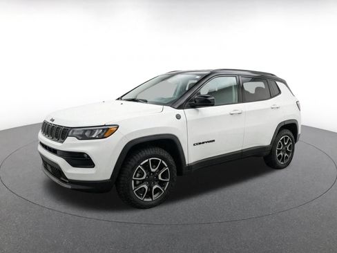 Used 2025 Jeep Compass Trailhawk AWD/4WD image 8