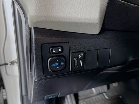 Used 2015 Toyota Corolla LE FWD image 10