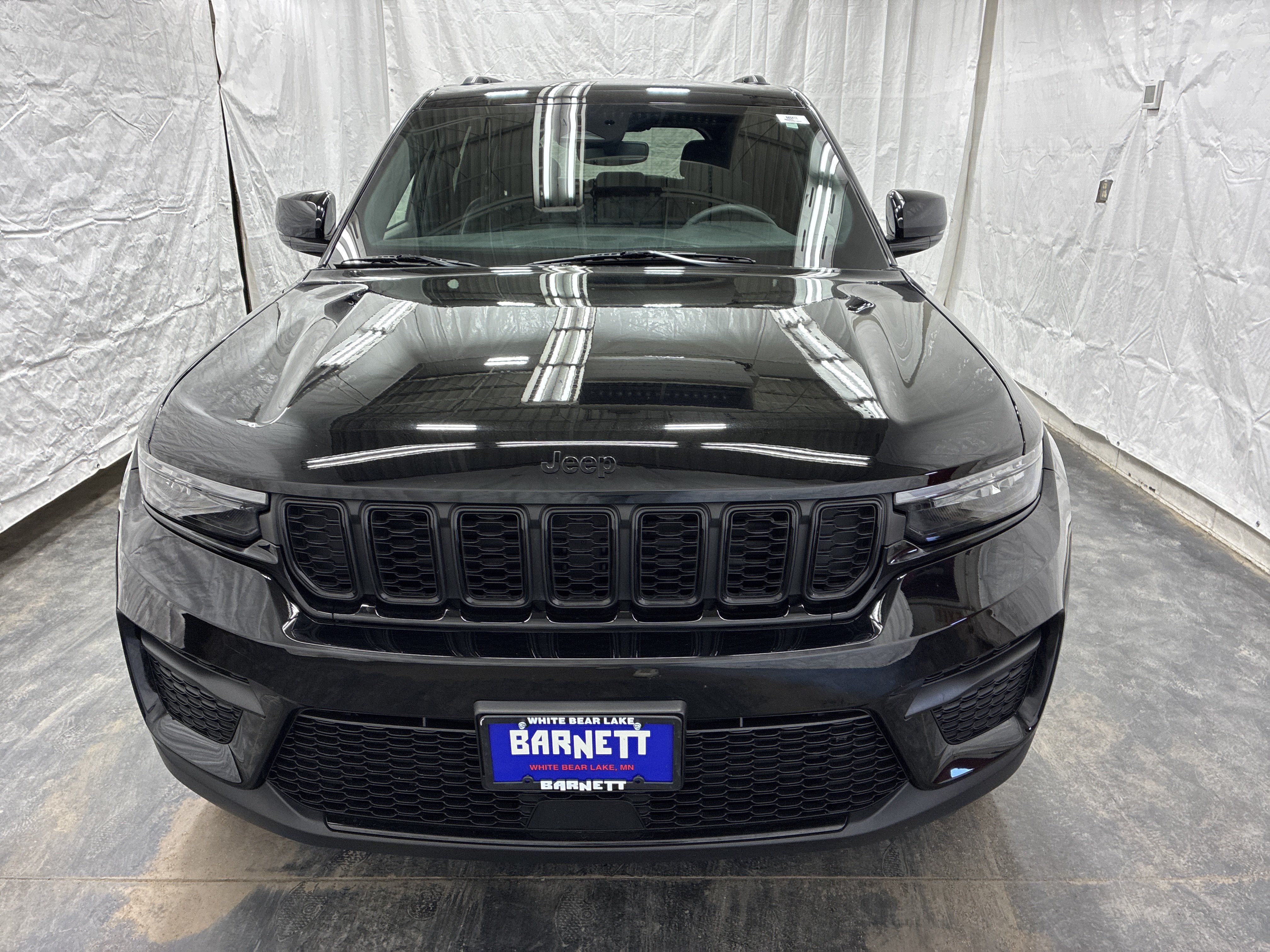 Used 2023 Jeep Grand Cherokee Altitude AWD/4WD image 8