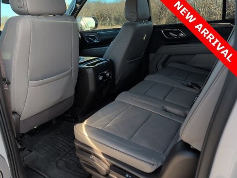 Used 2022 GMC Yukon XL SLT w/ SLT Luxury Package image 18