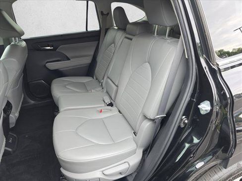 Used 2023 Toyota Highlander XLE AWD/4WD image 14