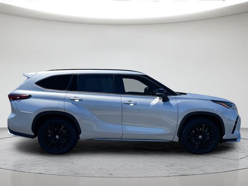 Certified 2025 Toyota Highlander XSE AWD/4WD image 2