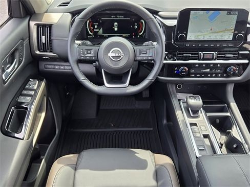 New 2025 Nissan Pathfinder Platinum w/ Black Appearance Package image 10