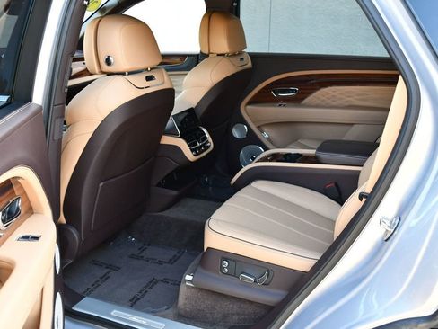 Used 2023 Bentley Bentayga Extended Wheelbase AWD/4WD image 19