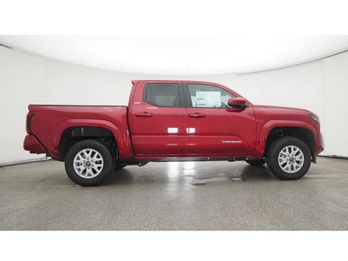 Used 2025 Toyota Tacoma SR5 AWD/4WD image 32