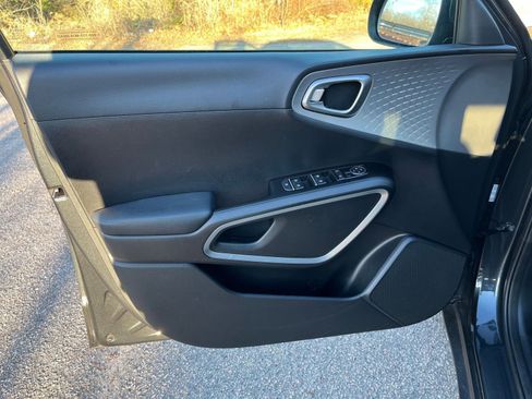 Used 2025 Kia Soul LX w/ LX Technology Package image 18