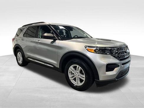 Used 2024 Ford Explorer XLT RWD image 3