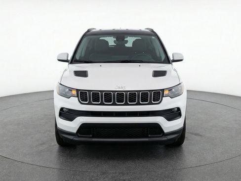 Used 2025 Jeep Compass Latitude AWD/4WD image 2