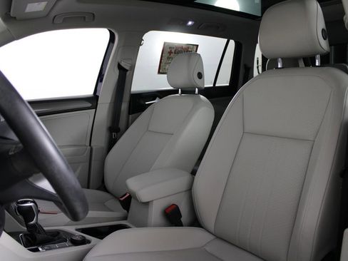 Used 2022 Volkswagen Tiguan SE w/ Panoramic Sunroof Package image 19