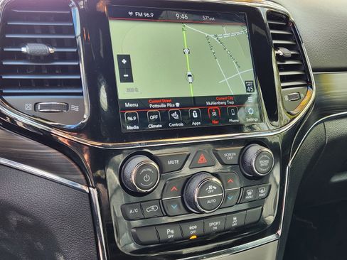 Used 2021 Jeep Grand Cherokee Limited w/ Luxury Group II image 21