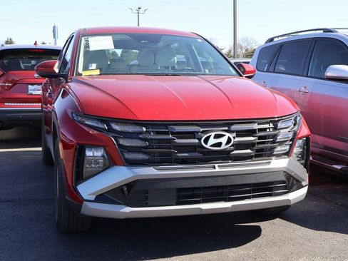 Certified 2025 Hyundai Tucson SE image 2