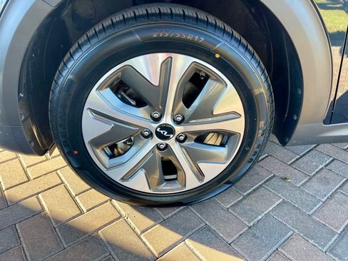 Used 2022 Kia Niro EX image 10