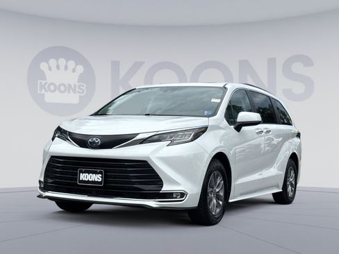 Used 2023 Toyota Sienna XLE FWD image 1