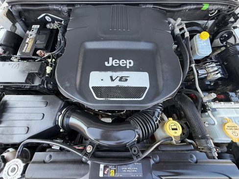 Used 2017 Jeep Wrangler Unlimited Sport w/ Connectivity Group AWD/4WD image 9