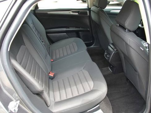 Used 2020 Ford Fusion SE FWD image 33